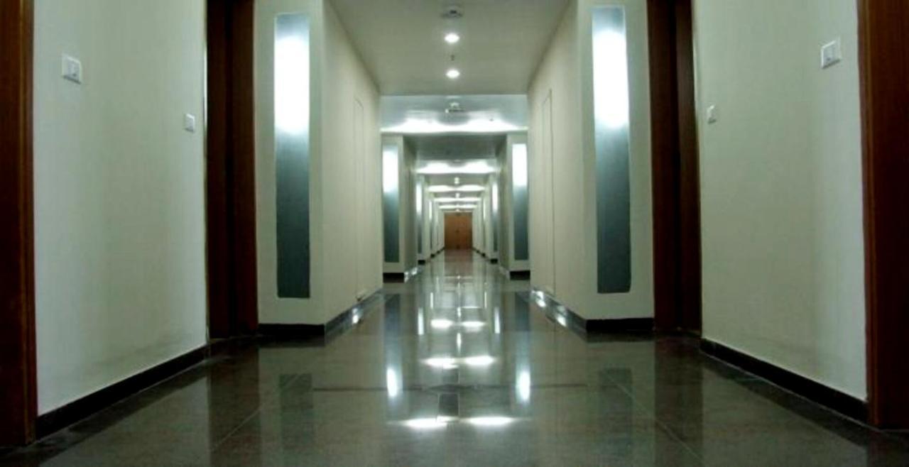 The Townhall Madras Buitenkant foto
